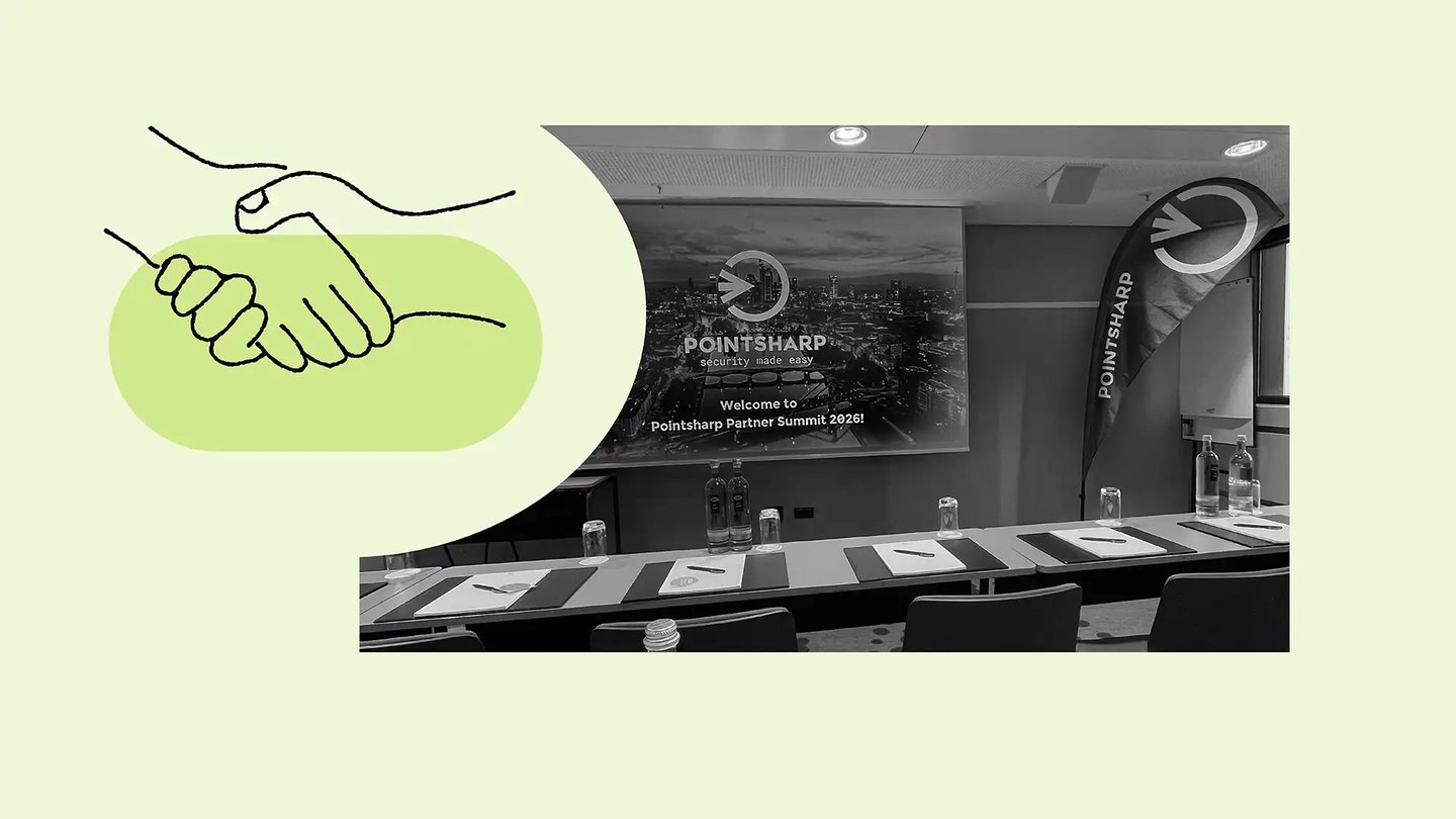 konferenssal som är förberedd inför en presentation med block och pennor på konferensbord