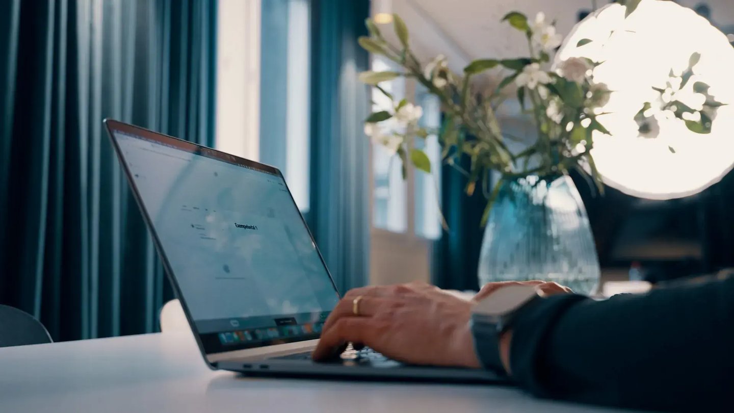 Bild på hur ett e-avtal skapas i en laptop