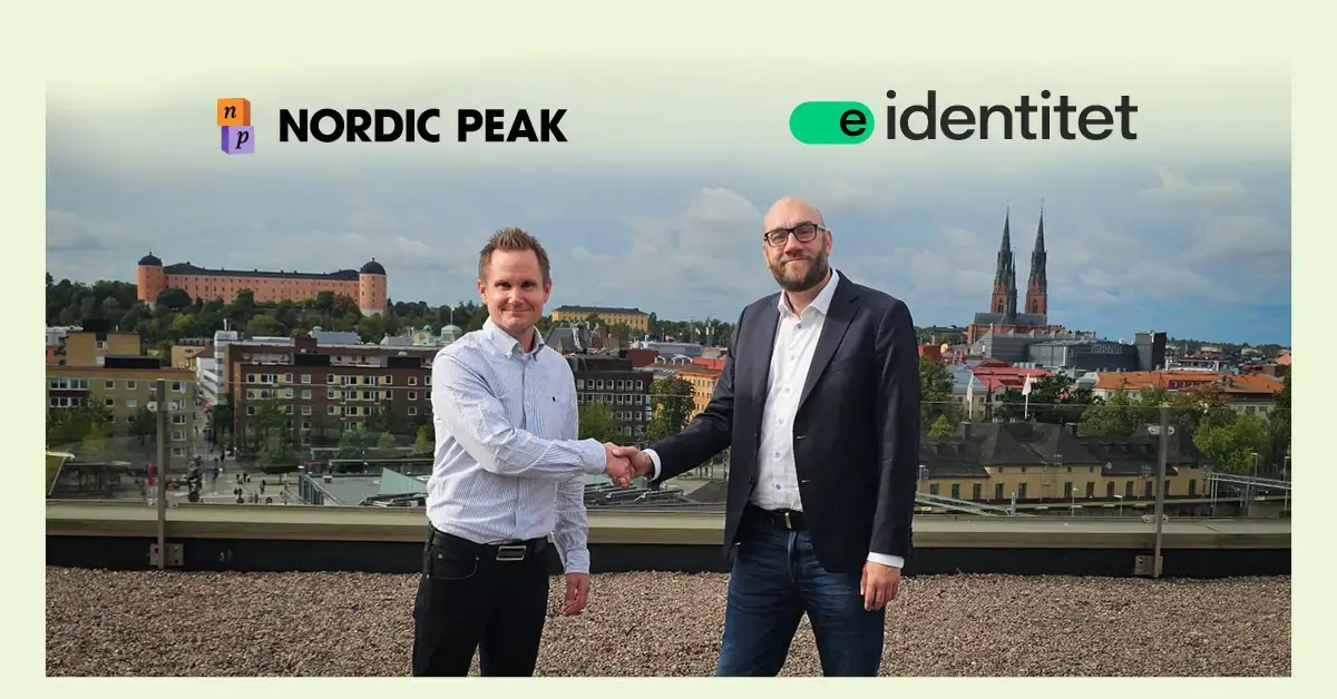 Mattias Hallin och Mikael Olsson skakar hand på E-identitets terrass i Uppsala