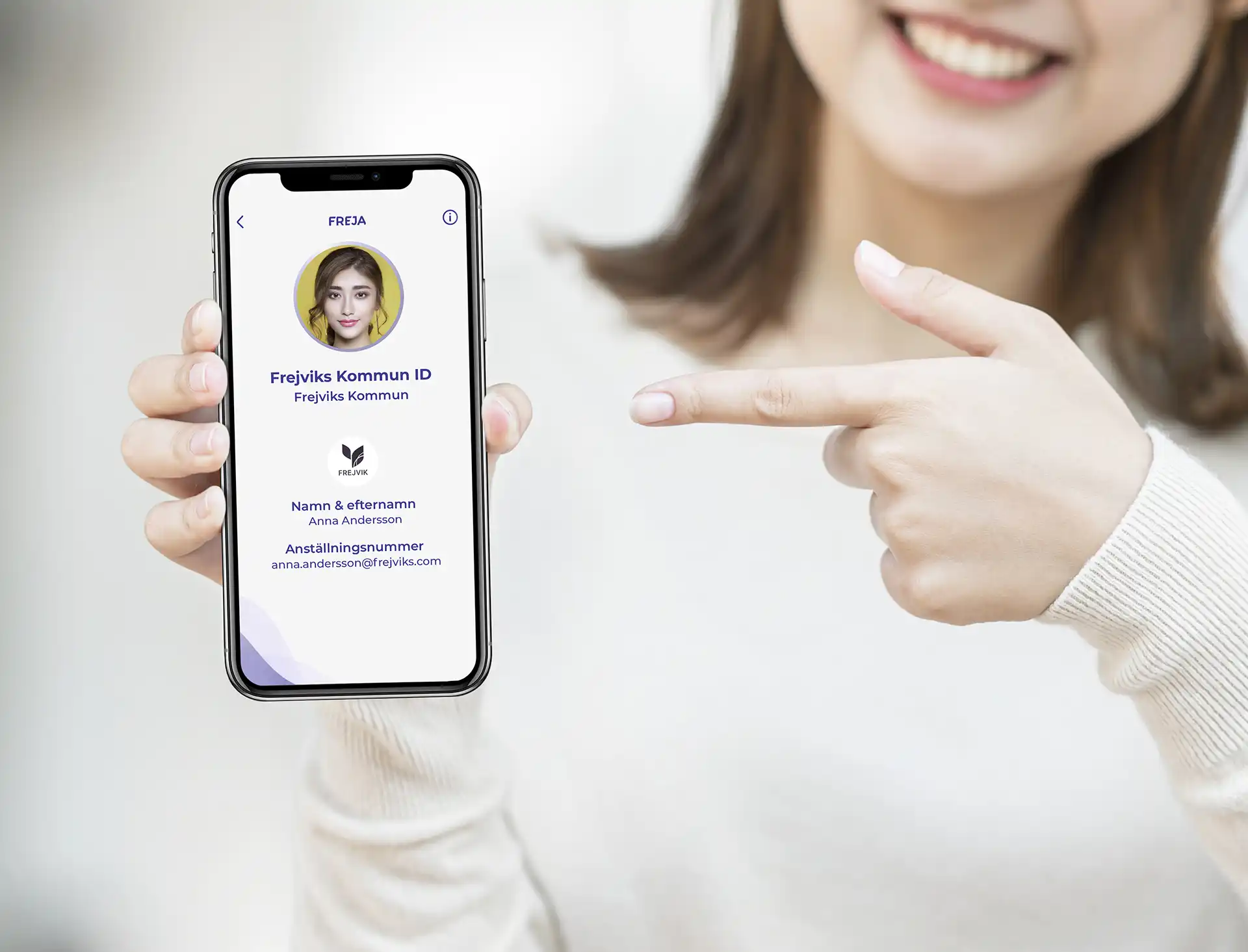 Bild på en mobiltelefon som en tjej håller i med inloggning i Freja OrgID som en